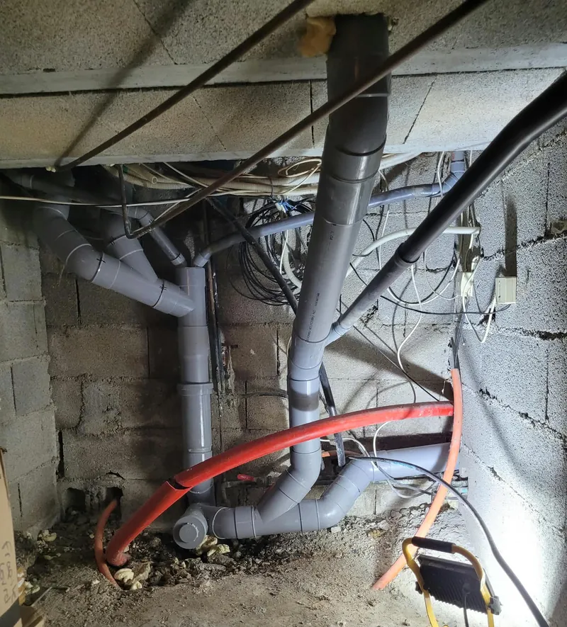 Vide sanitaire après travaux : nouveau réseau d’évacuation en PVC gris aux raccords propres